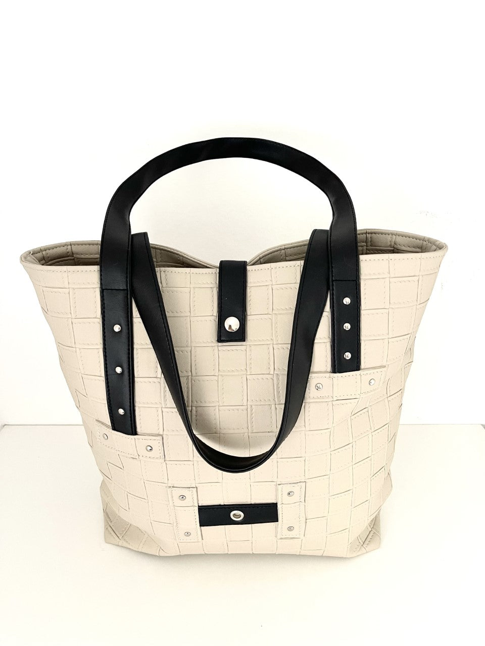 Posvuduša Cream & Black