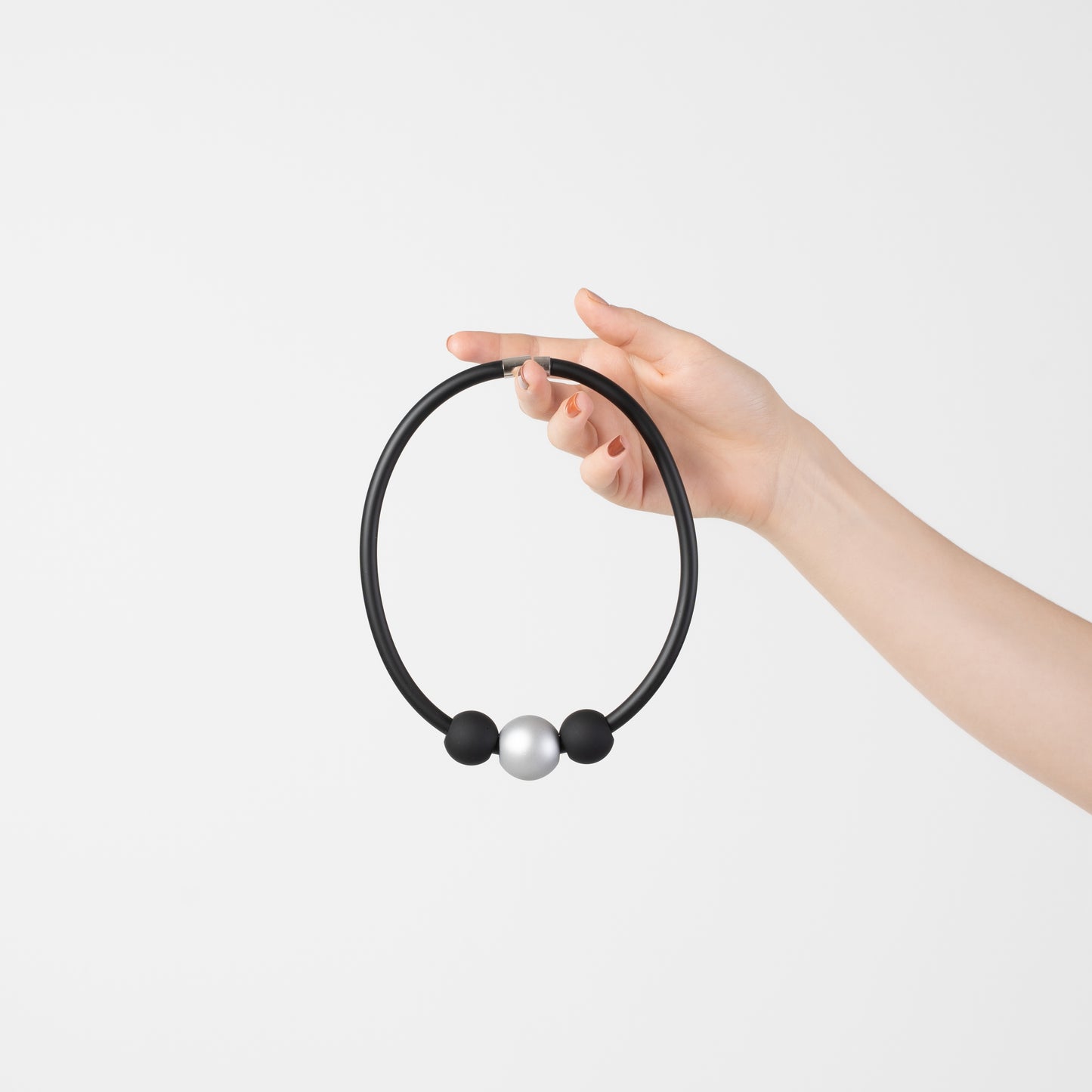 Ogrlica s elementima Silver and Black Orb